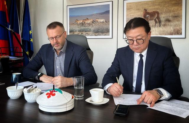 Podpis smlouvy PROPEA mezi velvyslancem J. Vytopilem a realizátorem.
