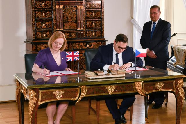 Ministři zahraničí Lizz Truss a Jan Lipavský podepisují memorandum v Praze.