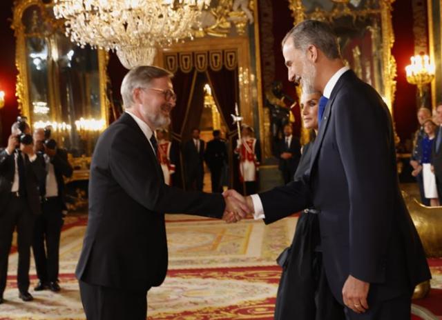 Petr Fiala a španělský král Filip VI. během summitu NATO v Madridu 