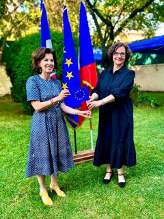 Symbolické předání předsednictví EU mezi českou velvyslankyní Halkou Kaiserovou (vpravo) a francouzskou velvyslankyní Laurence Auer (vlevo)