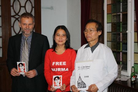 Zleva: velvyslanec Zdeněk Lyčka, ředitelka Barmského centra v Praze Sabe Amthor Soe a mistr bojového umění U Htwe Thaung